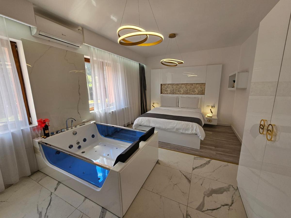 Colt De Rai Resita Bed & Breakfast Екстериор снимка