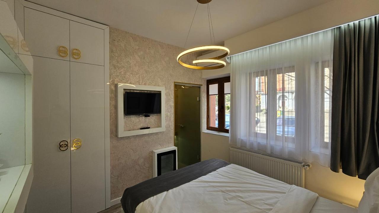 Colt De Rai Resita Bed & Breakfast Екстериор снимка
